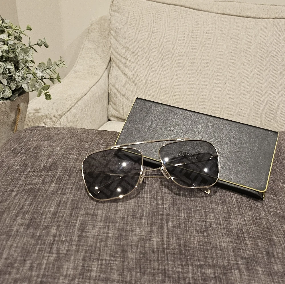 Almost new Fendi logo sunglasses